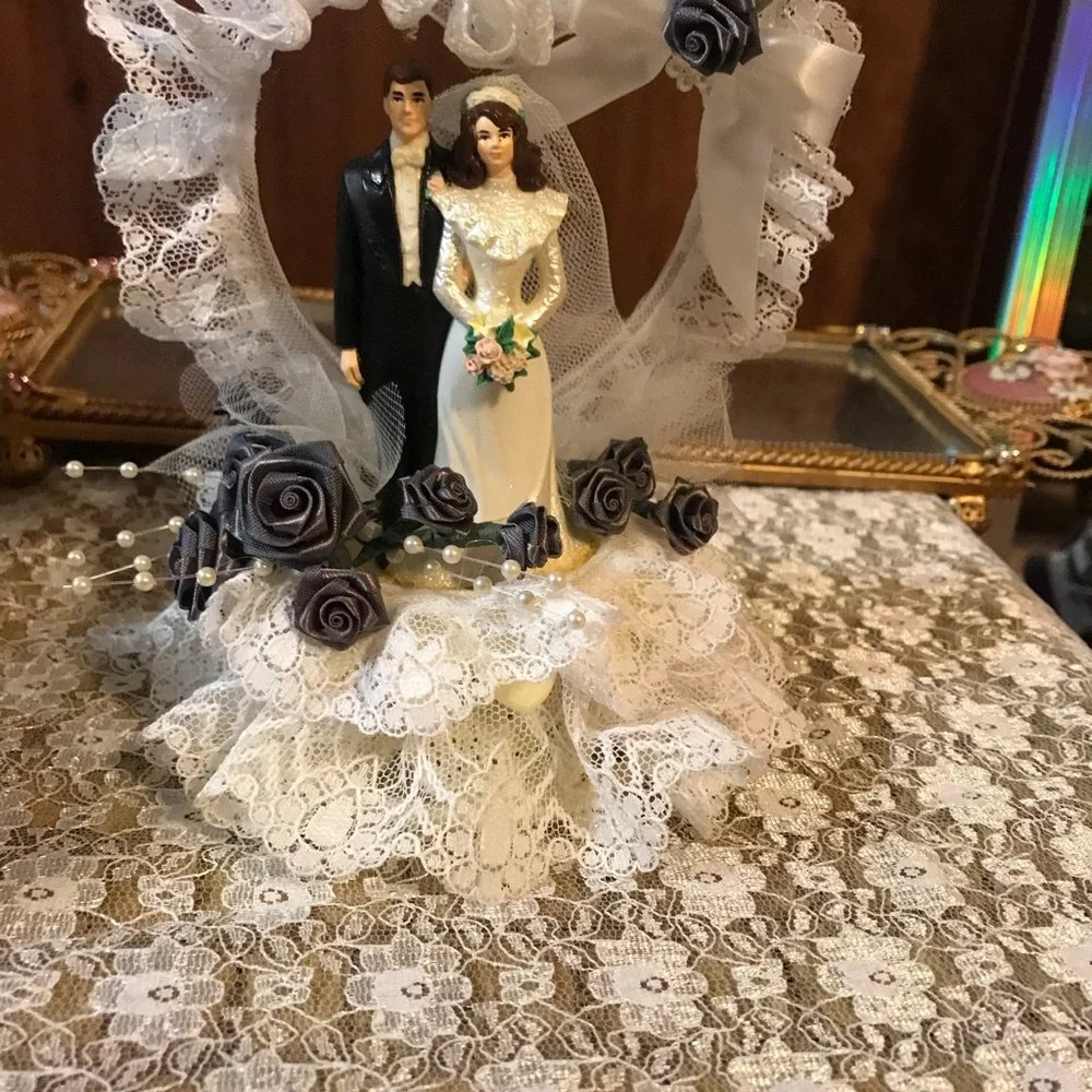 Wearing cake ornament (vintage) in box